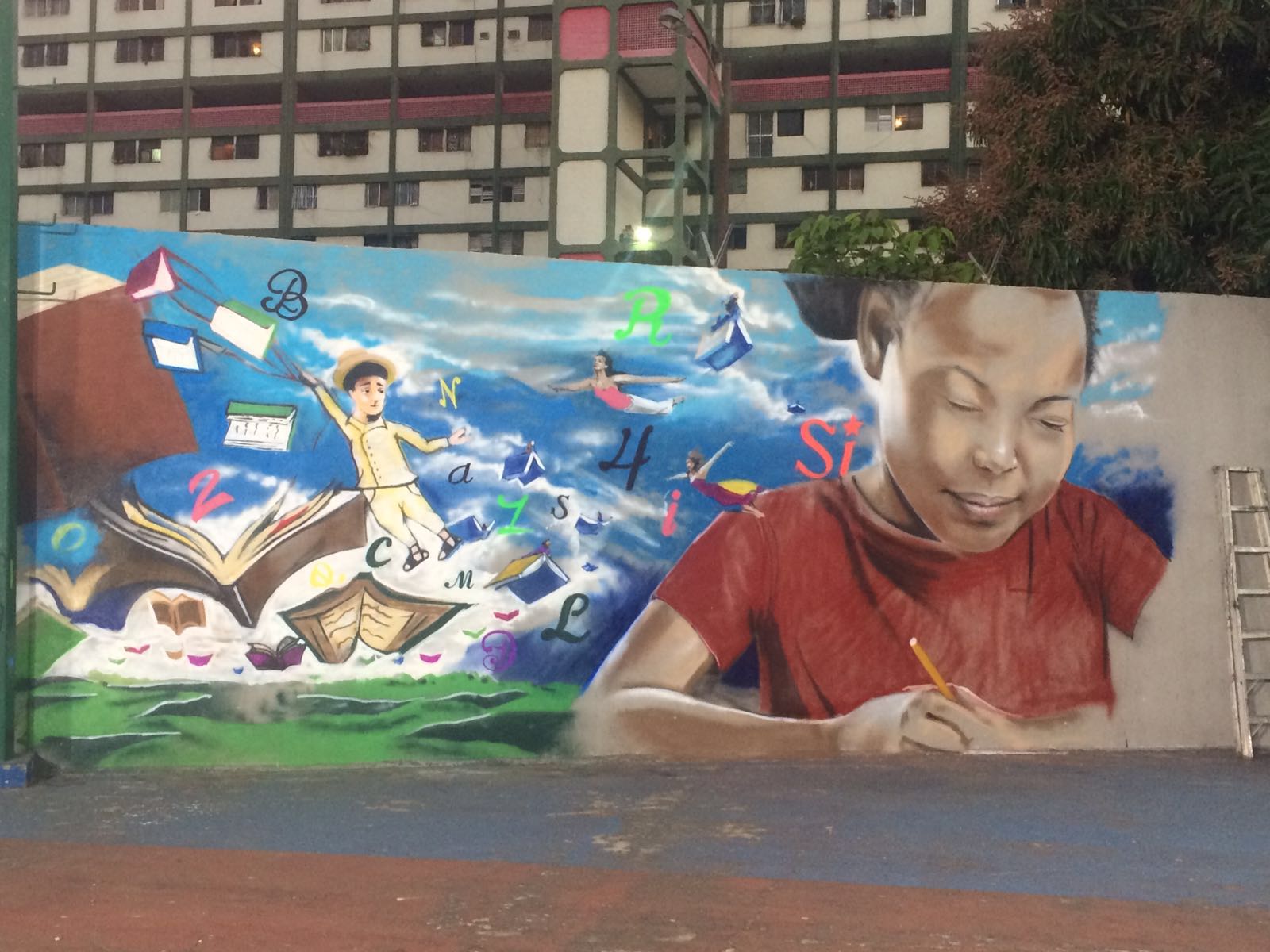 Arte em muro do bairro 23 de Enero, em Caracas, um dos principais lugares de resistência popular (Foto: Nocaute)