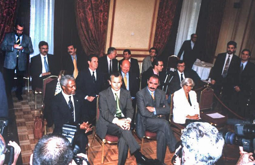 Madri, 1999. Kofi Annan, em primeiro plano, ao lado do juiz espanhol Baltazar Garzón, que mandara prender Pinochet. Ao fundo, à esquerda, o repórter Fernando Morais fazia um perfil do juiz para a revista Playboy.