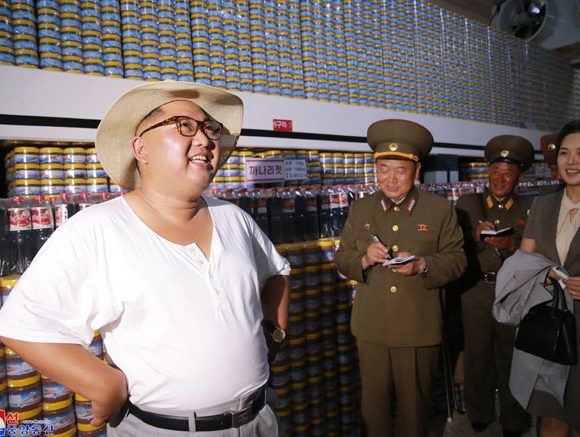 Em rara imagem em trajes civis o presidente Kim Jong Un visita uma fábrica em Kumsanpho (©KCNA).