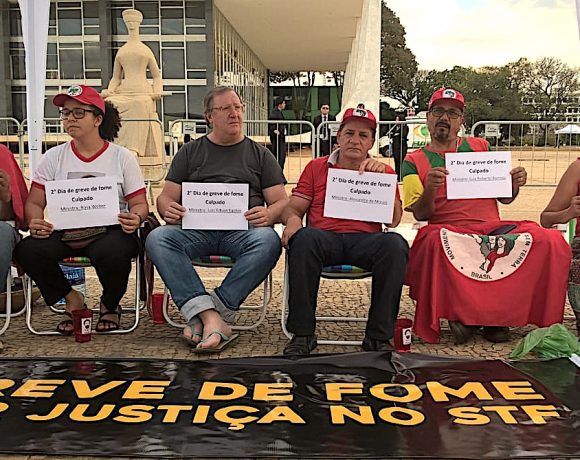 Na porta do STF, membros da Frente Campesina fazem greve de fome pela libertação de Lula.