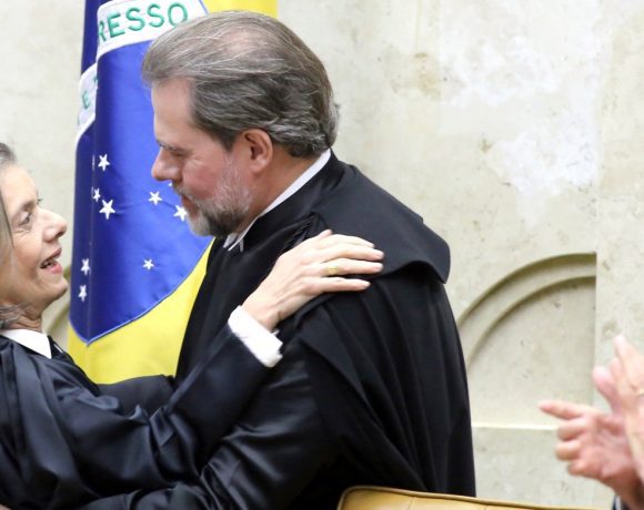 Cármen Lúcia transfere presidência do STF a Dias Toffoli
