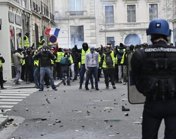 Polícia enfrenta Coletes Amarelos nas ruas de Paris