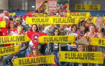 Lula: “Não é de mim que têm medo: é do povo que vê em mim a esperança de recuperar o caminho de uma vida melhor”. Lula: “Não é de mim que têm medo: é do povo que vê em mim a esperança de recuperar o caminho de uma vida melhor”.