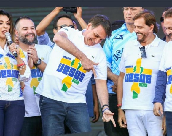 Tiro no pé, Bolsonaro foi à Marcha de Jesus