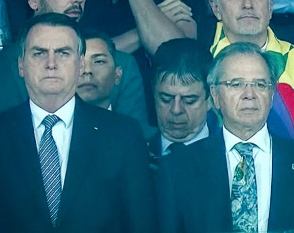 Bolsonaro entra em campo