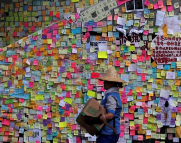 Post-its com mensagens deixadas por manifestantes nas paredes