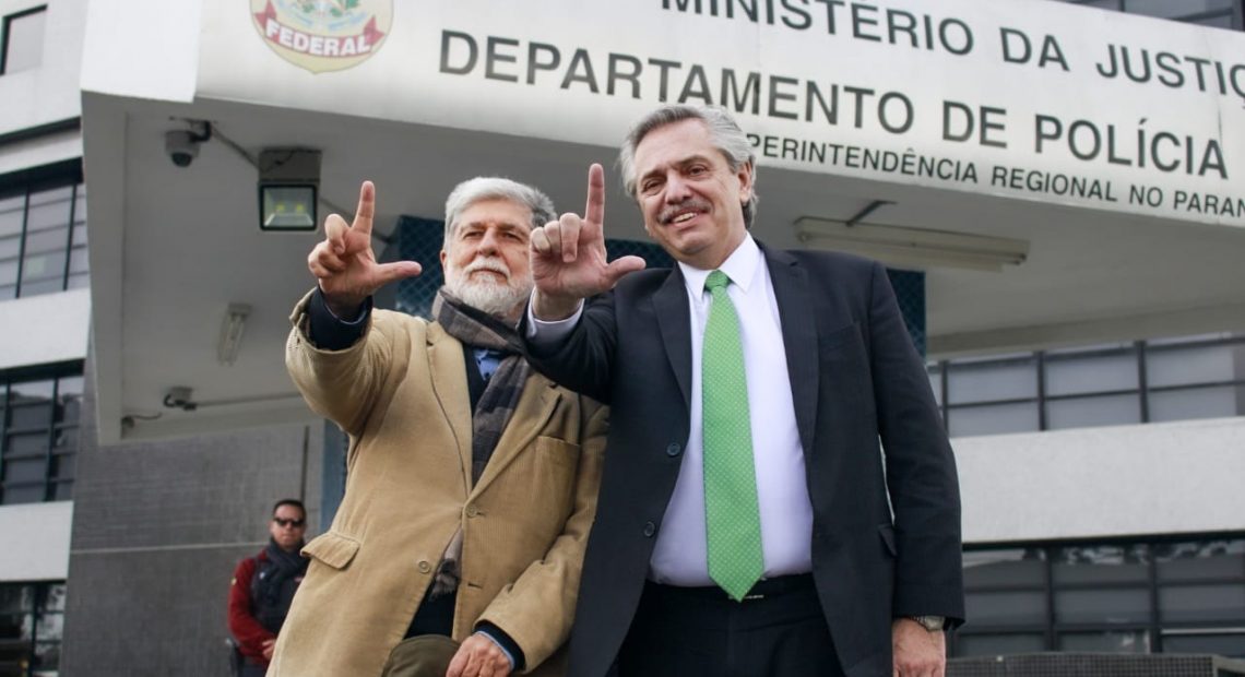 O ex-chanceler Celso Amorim e Alberto Fernandes, candidato a presidente da Argentina, visitam Lula na prisão, em Curitiba.