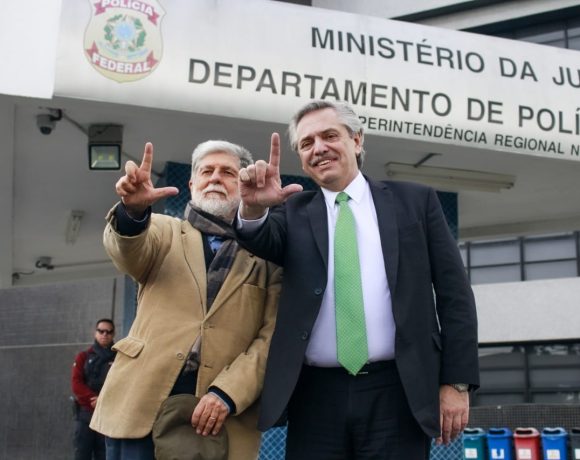O ex-chanceler Celso Amorim e Alberto Fernandes, candidato a presidente da Argentina, visitam Lula na prisão, em Curitiba.