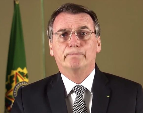 Com ar assustado, Bolsonaro aparece na TV tentando defender o governo