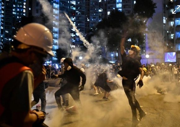 Na primeira greve geral em Hong Kong desde 1960, 82 pessoas foram presas e dezenas ficaram feridas nas ruas depois que a polícia entrou em ação.