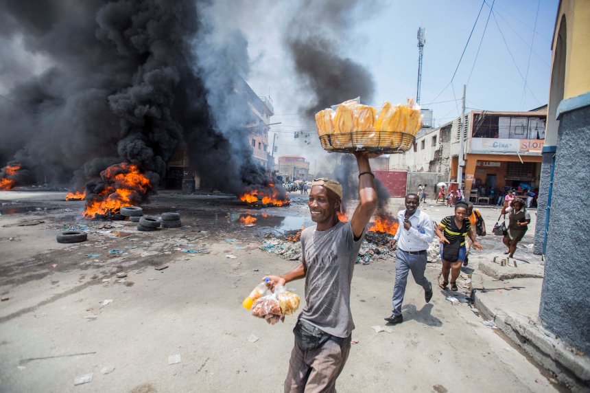 Revoltados com o aumento do preço da gasolina, milhares de haitianos saíram às rua