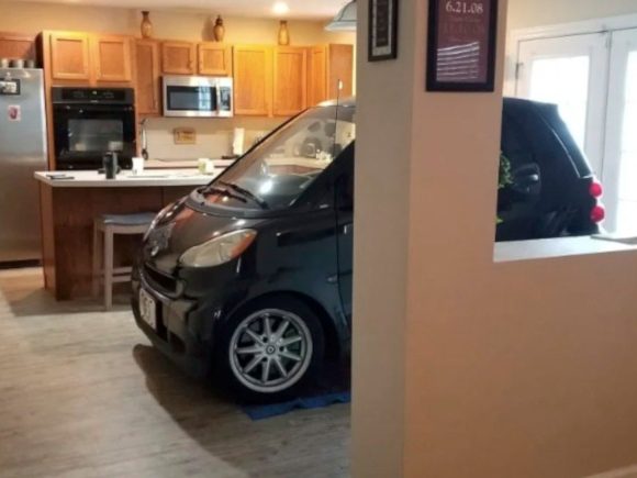 Com medo do furacão Dorian, um americano da Califórnia, resolveu guardar o seu carro na cozinha da casa dele. (Foto Time)