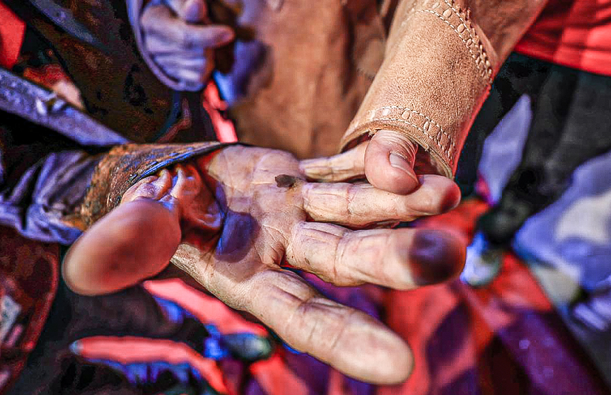 mãos de Lula agarradas às mãos do povo