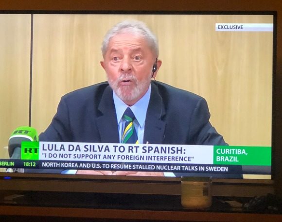 Imagem captada na tarde desta sexta-feira, 4, num hotel em Istambul, na Turquia. Lula aparece na RT News espanhola, dizendo que ele não aceita interferência estrangeira no país. (foto Ana Elisa Fontes Villas)