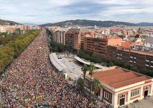 Mar de Gente. Milhares de manifestantes desfilam pelas ruas de Barcelona, num dia de greve geral em protesto contra a condenação de lideres separatistas