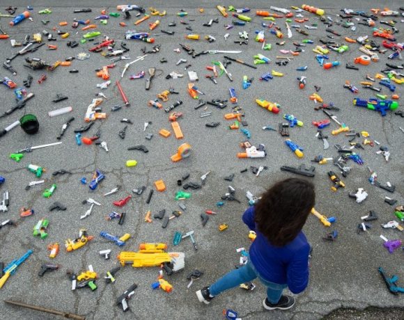 Enquanto o presidente Bolsonaro faz arminha com crianças no colo, crianças de Nuremberg doaram suas armas de plástico ao Museu do Brinquedo, num ato simbólico pela paz no mundo. (foto Timm Schamberger)