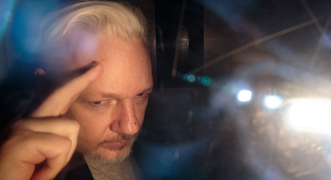 'Assange tem sintomas de vítima de tortura', diz ex-diplomata britânico