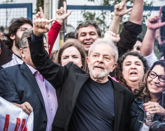 Lula deixa a carceragem da Polícia Federal