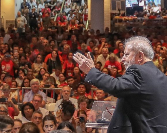 Lula: “O Brasil já está polarizado há séculos entre os poucos que têm tudo e os muitos que nada têm”.