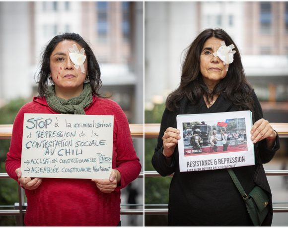 Mulheres protestam contra a repressão da polícia chilena