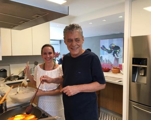 Batuque na cozinha. Chico Buarque e Carol Proner pilotando o fogão, preparando aquele almoço de domingo. [foto Arquivo Pessoal]