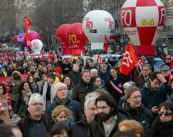 Sindicalistas voltam às ruas de Paris para protestar contra a reforma da Previdência. Ninguém solta a mão de ninguém.