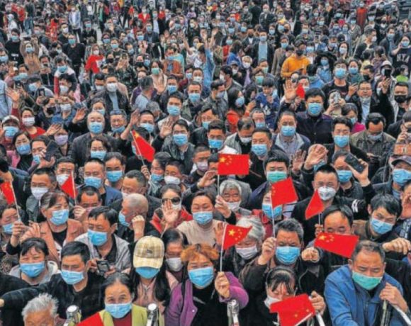 Missão cumprida. Em Chingqing, na China, a despedida dos médicos que deram o trabalho por encerrado. (foto AFP)