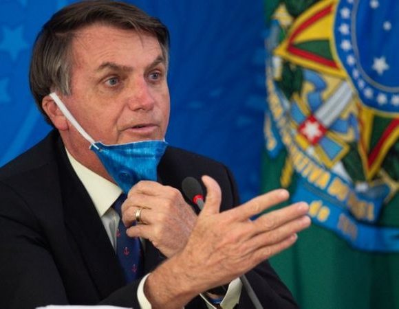 Pressionado ou perdido, Bolsonaro volta atrás e revoga trecho da MP que permitia suspender contratos por 4 meses
