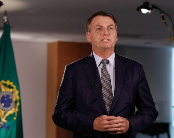 Irônico, Bolsonaro aparece em rede nacional para minimizar o coronavírus, fazer chacota com a imprensa e dizer que ele está certo