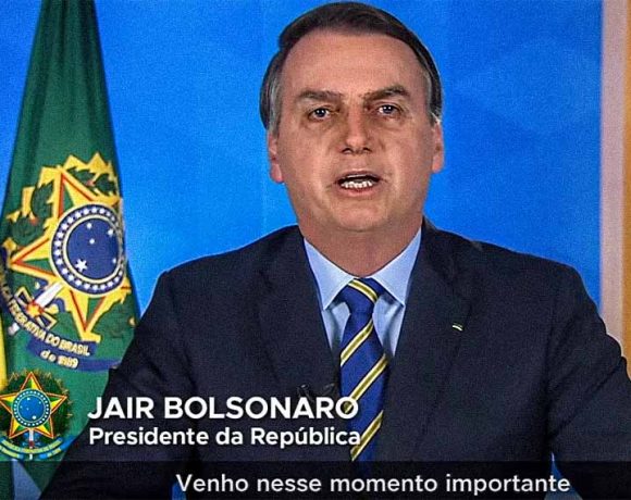 Bolsonaro reaparece mansinho na televisão