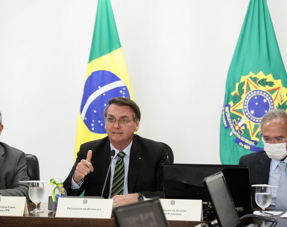 Eufórico, Bolsonaro brinca em videoconferência, insiste na cloroquina e diz que voltou a namorar Rodrigo Maia