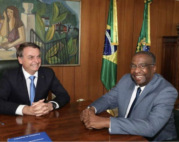 Bolsonaro anuncia Carlos Decotelli como o novo ministro da Educação