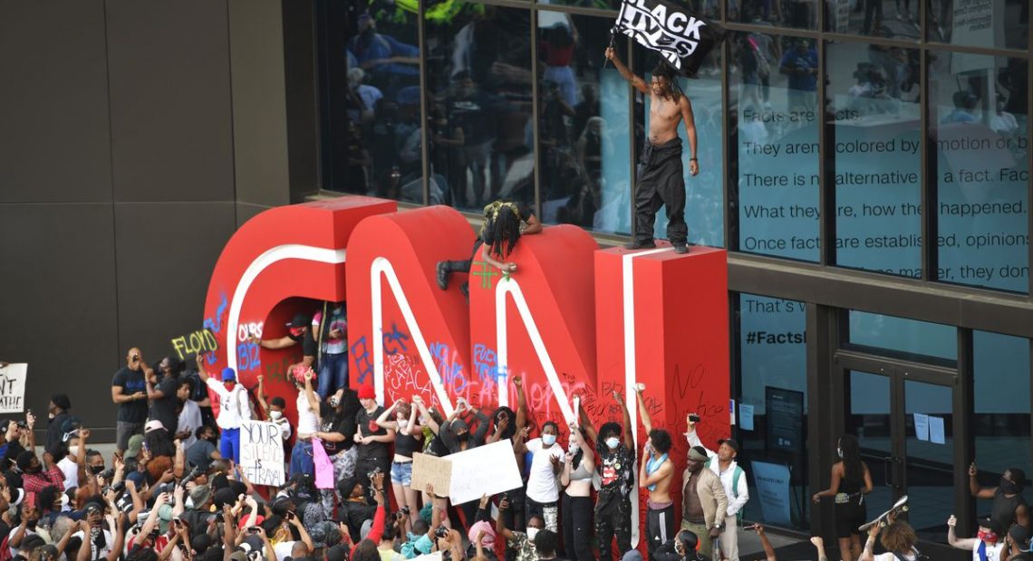 Manifestantes ocupam a sede da CNN em Nova York
