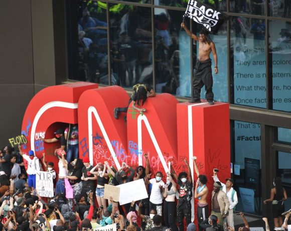 Manifestantes ocupam a sede da CNN em Nova York