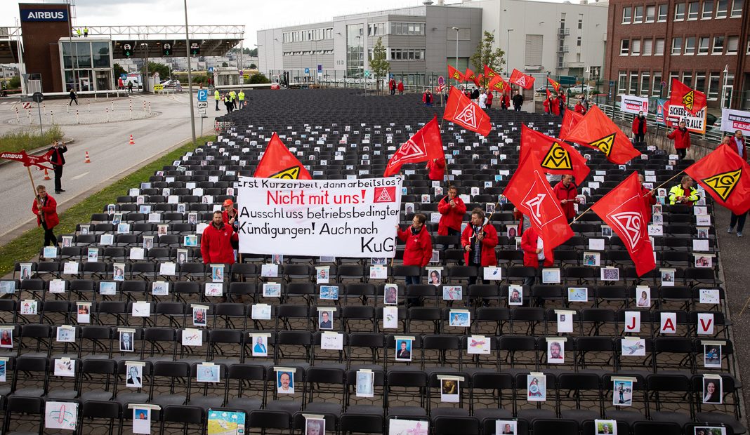O sindicato alemão IG Metall instalou 2 mil cadeiras com fotos de operários, em frente à fábrica da Airbus em Hamburgo, em um protesto contra o plano de demissão de dois mil funcionários. Foto Morris Mac Matzen/AFP