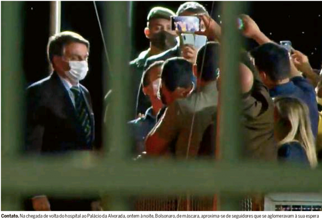 Bolsonaro chega ao Alvorada depois de fazer exames (O Globo)