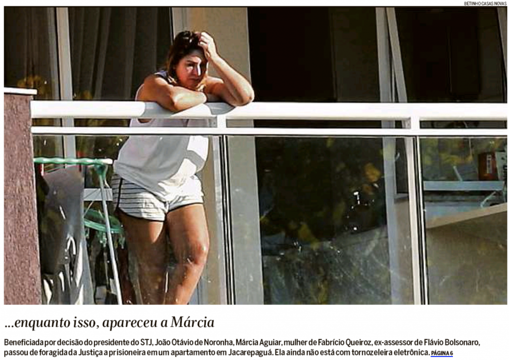 Márcia Aguiar, mulher de Fabrício Queiroz, aquela que até a semana passada estava foragida, toma um solzinho na varanda de um apartamento em Jacarepaguá, até agora sem tornozeleira eletrônica (O Globo)