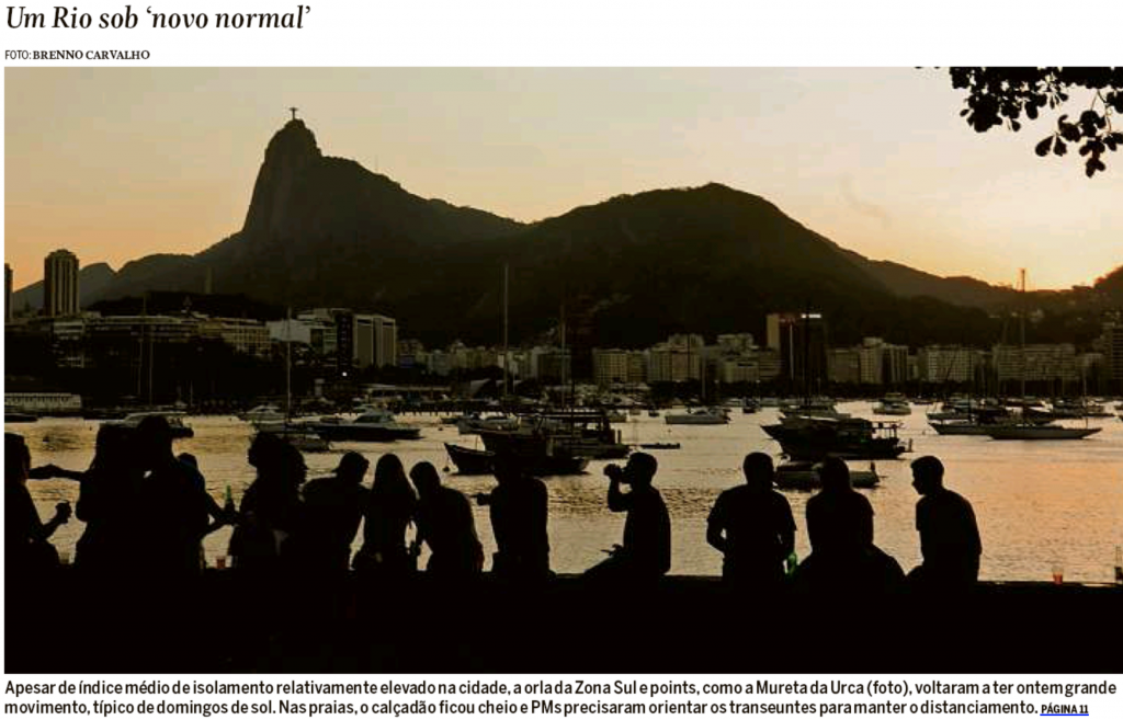 Na mureta da Urca, no Rio, as pessoas se divertem no domingo de sol (O Globo)