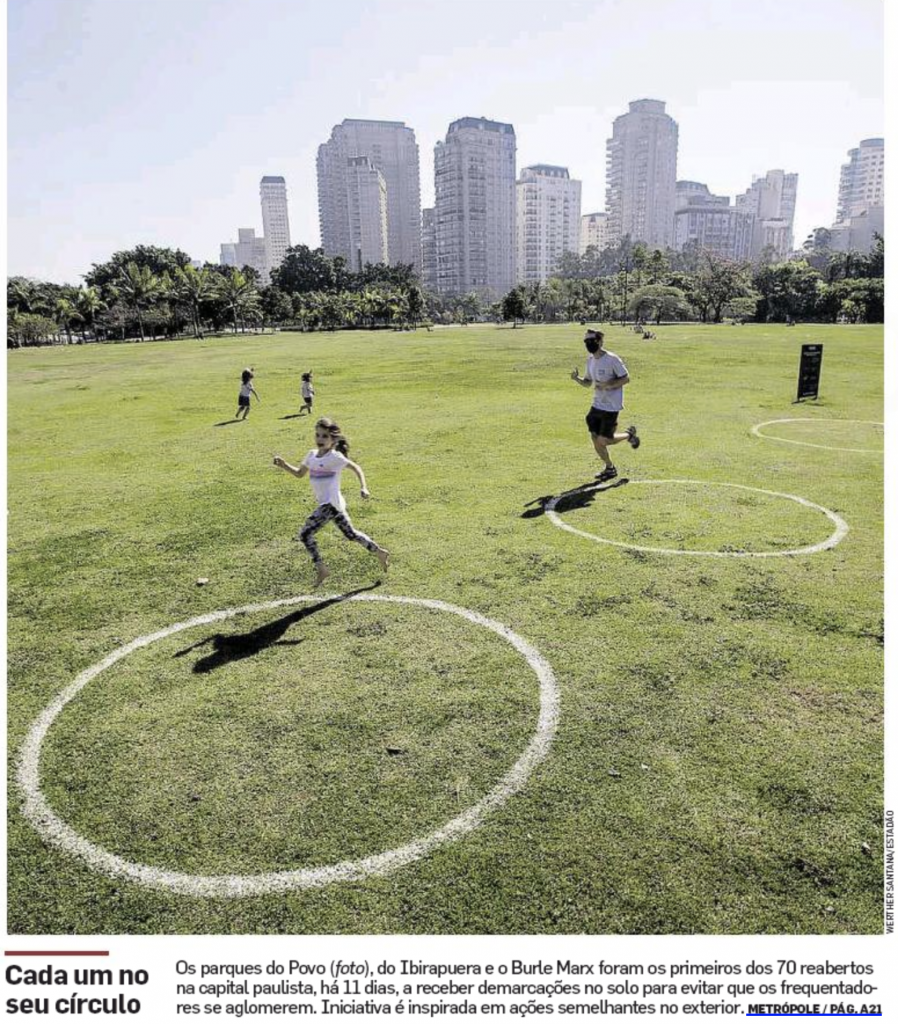 Os parques de São Paulo estão sendo reabertos com marcações para garantir o distanciamento entre as pessoas (Estadão).