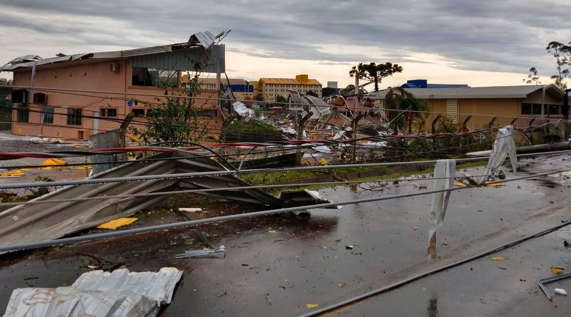 Tempestade com ventos de mais de 100 km/h provocam mortes e estragos em Santa Catarina, nesta quarta-feira (1).
