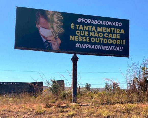 Gurupi, no Tocantins acordou nesta quinta-feira (16) com outdoors espalhados pela cidade com pedidos de "Fora Bolsonaro" e Impeachment Já!”.