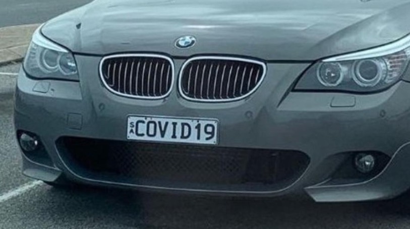 Um mistério ronda o aeroporto de Adelaide, na Austrália. Desde fevereiro, um luxuoso BMW, placa COVID 19, está ali parado no estacionamento. Até poucos dias, uma lona cobria o carrão, mas uma forte ventania jogou para os ares a capa de lona, aumentando ainda mais o mistério.